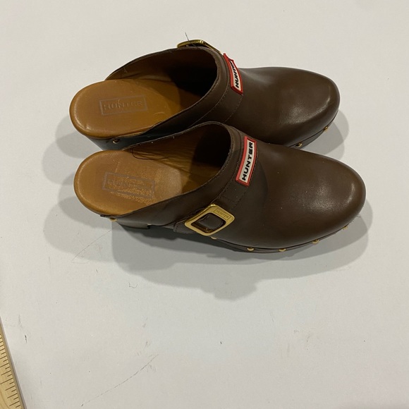 Hunter leather cognac women’s gold studded clogs - Picture 6 of 15